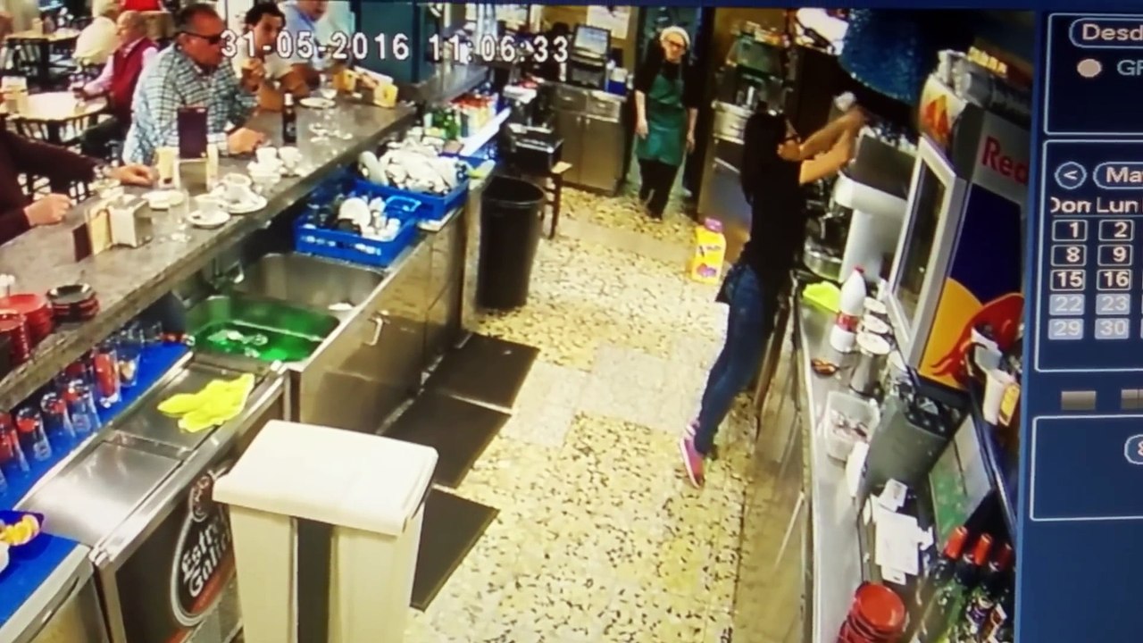 Niezła kelnerka - nawet Ronaldo i Messi tak nie potrafią
