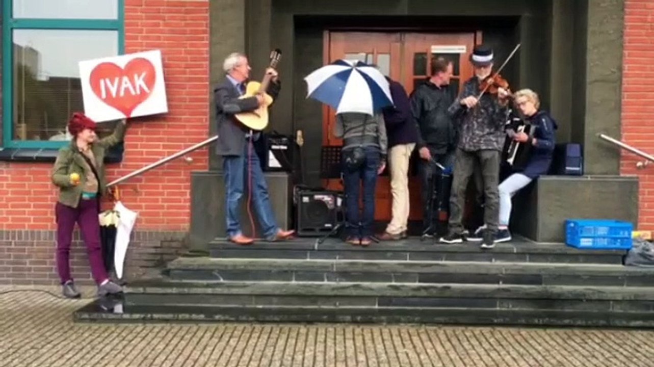 Docenten IVAK houden een actie bij gemeentehuis Delfzijl - RTV Noord