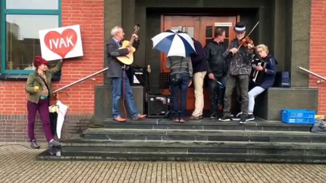 Docenten IVAK houden een actie bij gemeentehuis Delfzijl - RTV Noord