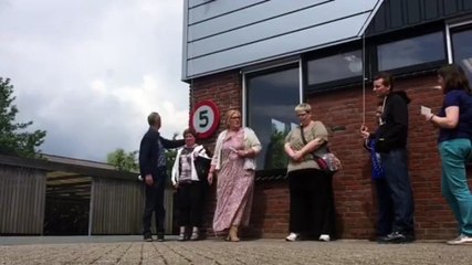 Textielsorteercentrum in Uithuizen feestelijk geopend - RTV Noord