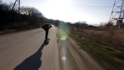 Un jeune en longboard percute une voiture à toute vitesse !