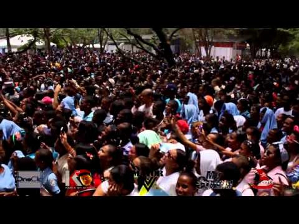 El Mayor Clasico Alborota Los Estudiantes En La Feria Del Libro [Behind the Scenes]