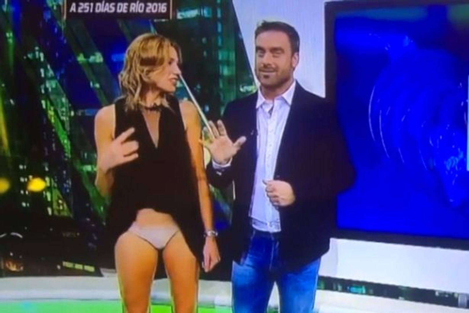 Fox News Reporter Suffers Unfortunate Wardrobe Malfunction Live