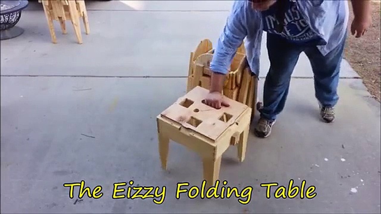 Cet ensemble en bois n'a l'air de rien mais attendez de le voir déplié