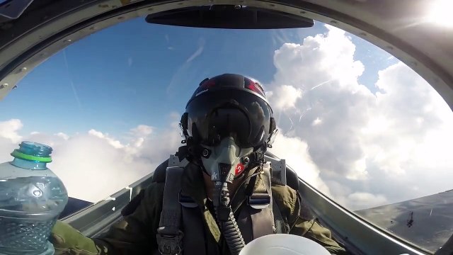 Un pilote de chasse défie les lois de la physique avec un verre d'eau