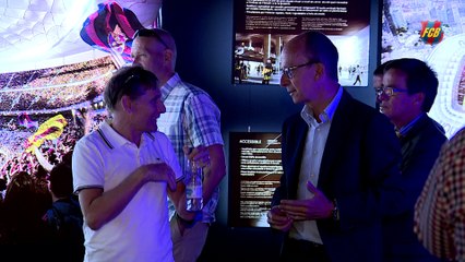 Allan Simonsen visita l’exposició de l’Espai Barça