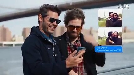 Cette coque de téléphone se transforme en perche à selfies