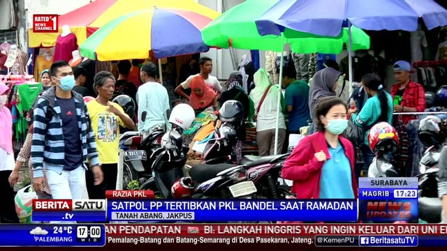 Satpol PP Kerja Keras Tertibkan PKL di Tanah Abang