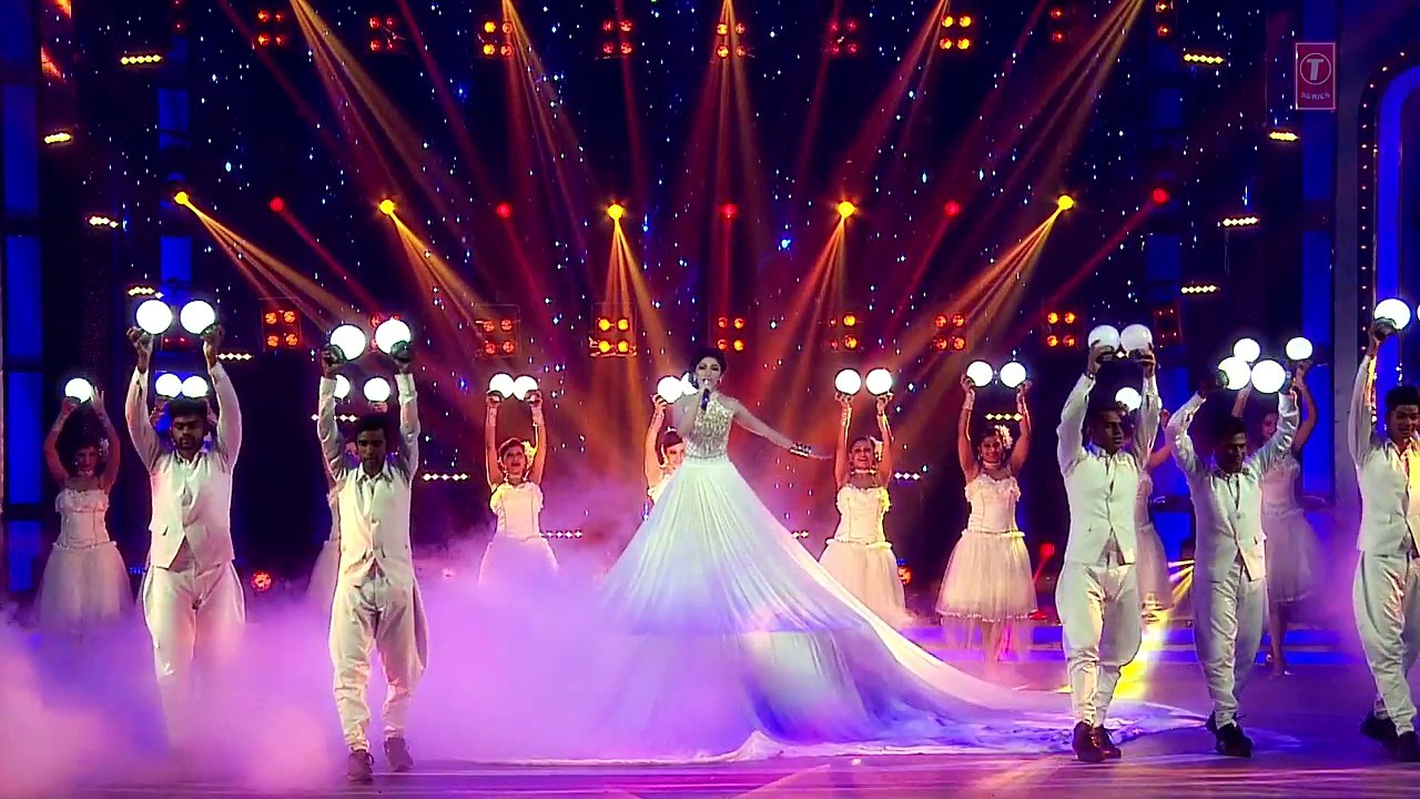 Tulsi Kumar Performing Soulful Song  Mere Papa SAANWAL HH MOBILES