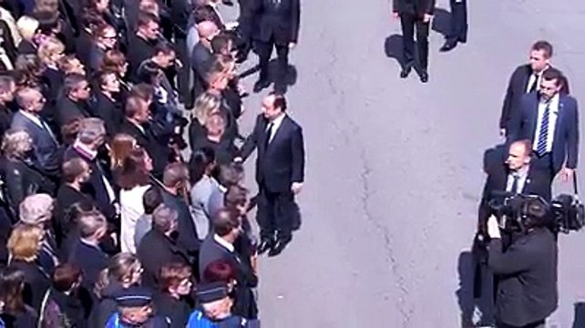 Quand un policier refuse de serrer la main de François Hollande pendant l'hommage aux victimes de Magnanville
