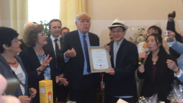 Jackie Chan fait citoyen d'honneur de la ville du Mans