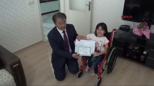 Niğde Evde Eğitim Alan Engelli Eda'nın Karnesini İl Milli Eğitim Müdürü Verdi