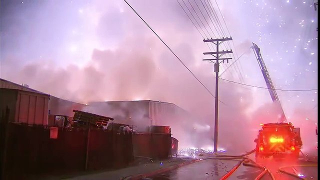 Incendie spectaculaire et explosions d'un entrepôt de magnésium à Los Angeles