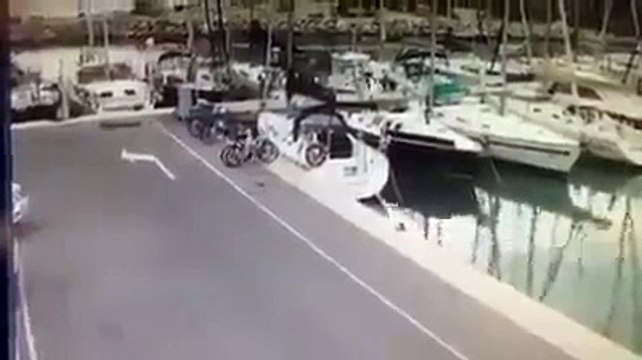 Car Khud Ba Khud Pani Main Gir Gayi Car Automatically Dropped In River