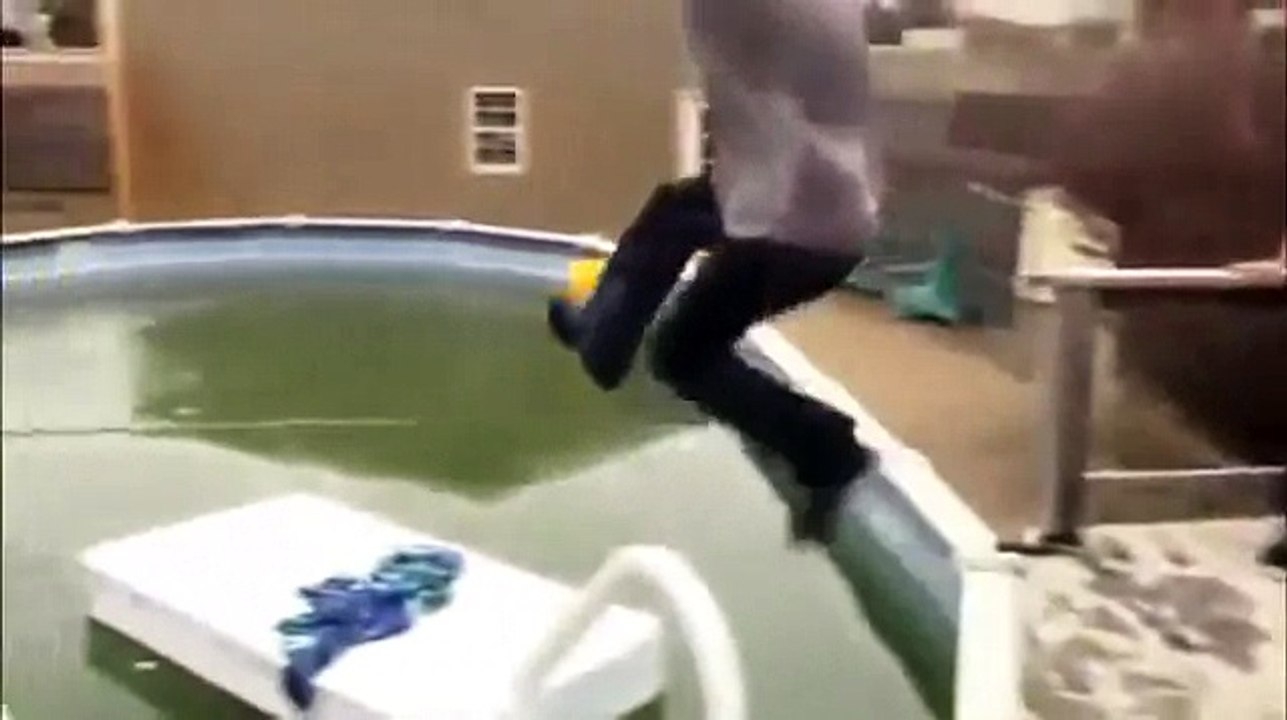 Il saute dans une piscine gelée, mais va vite le regretter.