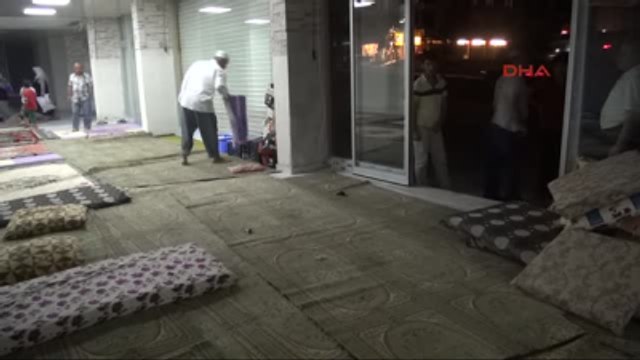 İnşaatı Devam Eden Cami Cemaati Teravih Namazını Mağazada Kılıyor