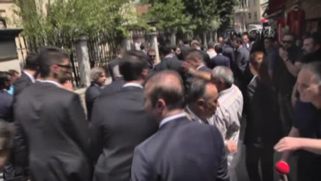 Başbakan Yıldırım, Cuma Namazı Sonrası Esnafı Ziyaret Etti