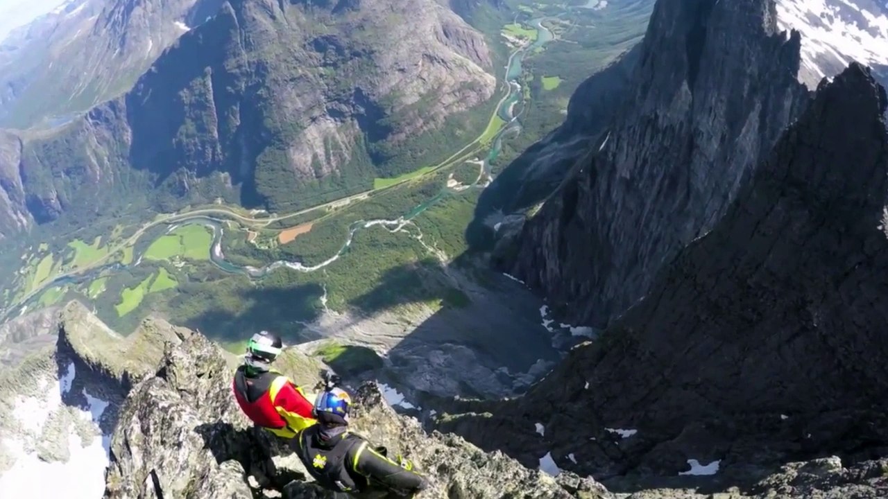 Il rase les arêtes des montagnes en wingsuit