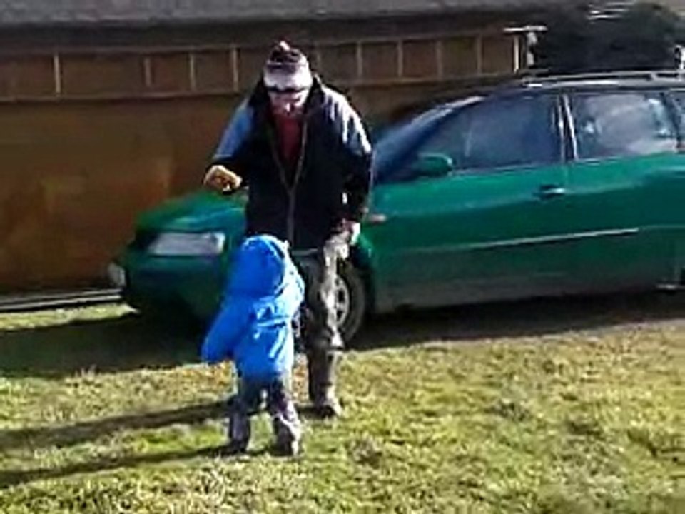 26 2 kluci na zahradě