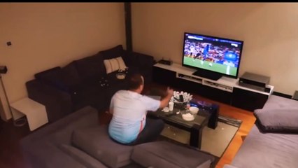 Phản ứng không ngờ khi bị bạn gái "troll" lúc xem Euro