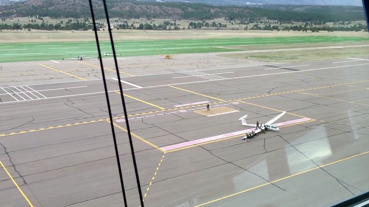 Terrain Ou Les Avions Decollent Et Atterrissent