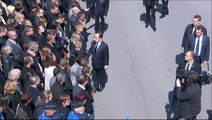 Un policier refuse de serrer la main de François Hollande et Manuel Valls