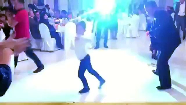 Эта малышка отожгла лезгинкой на свадьбе так, что весь зал забыл о молодоженах. Талантище