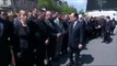 Un policer refuse de serrer la main du président Hollande et du premier ministre Valls pendant la cérémonie hommage aux 2 policiers abattu