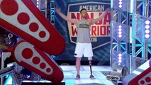 Cet unijambiste affronte le parcours « American Ninja Warrior » sans sa prothèse