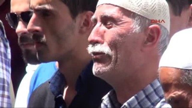 Karabük Kamyondan Düşen Gaz Betonlarının Öldürdüğü Kadın Karabük'te Toprağa Verildi