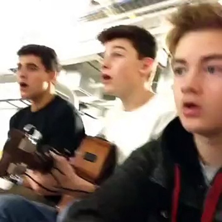 Shawn Mendes canta una canzone di Ariana Grande