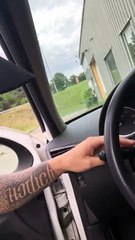 Il fait une drôle de découverte sur sa voiture