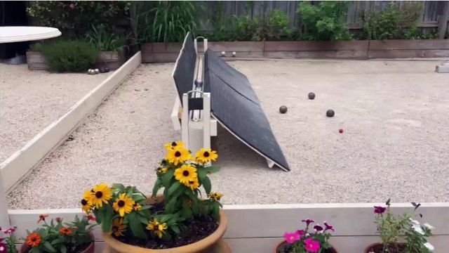 Il construit un système de récupération des boules pour s’entrainer facilement à la pétanque