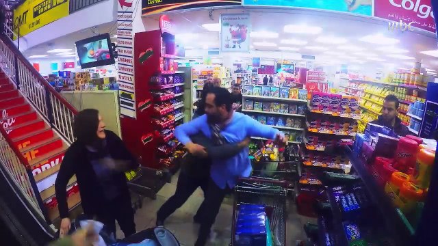 فيديو أحدث ضجة بمواقع التواصل الاجتماعي..فتاة تهاجم بشراسة زوجا عنّف زوجته و تضربه أمام الملأ