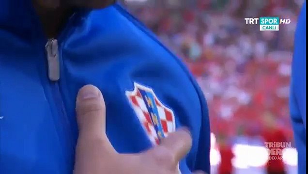 Les larmes d'un joueur croate durant son hymne