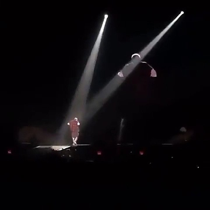 Justin Bieber cade in una botola