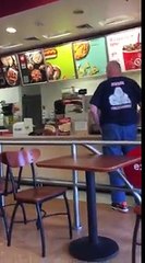 Le gritan "repugnante" a una madre por darle de lactar a su bebé en un centro comercial