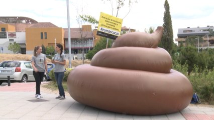 Video herunterladen: Una 'caca gigante' invade las calles de Torrelodones