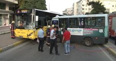 Bağdat Caddesi'nde Yolcu Dolu Minibüs ile Otobüs Kafa Kafaya Çarpıştı