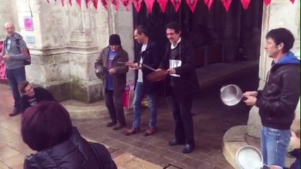 Casseroles debout à Angoulême