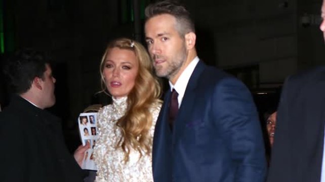 La embarazada Blake Lively y Ryan Reynolds quieren que sus hijos crezcan en un ambiente 'normal'