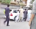 Peshawar cantt - Galat over take karne per car sawaron main bethay chote bacho ki automatic rifle se firing ---EXCLUSIVE
