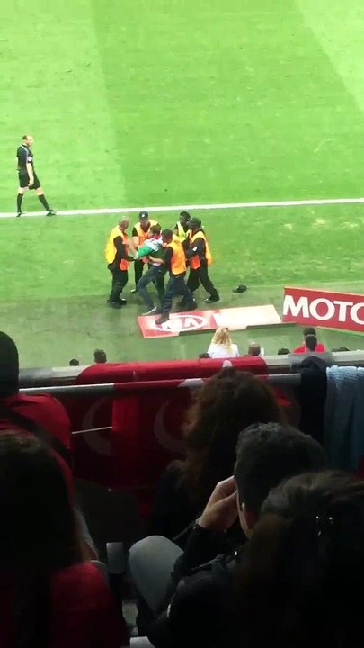 Fatih Terim'e sahaya giren taraftar küfretme anı görüntüleri izle - 17 Haziran 2016