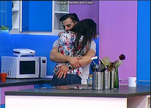 Adriana si Valentin saruturi dulci inaintea plecarii lui Vali in casa baietilor 17.06.2016 mpfm5