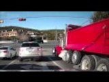 سائق يفقد السيطرة على شاحنته عند إشارة مرور