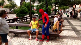 Homem aranha salva deficiente na praça do Ferreira