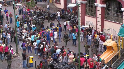 Filas para conseguir alimentos marcan la rutina del venezolano