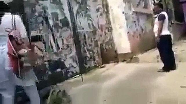 ঢাকায় কলেজ ছাত্রীরা ক্লাস ফাঁকি দিয়ে পালাচ্ছে তার ভিডিও