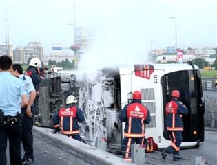 Cevizlibağ'da Metrobüs Devrildi, Yaralılar Var