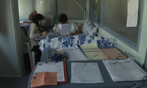 الطفل بدر الدين بعد تعرضه لحادث سير يجتاز الإمتحان الموحد للثالثة اعدادي من غرفته بالمستشفي